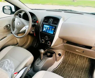 Noleggio auto Nissan Sunny #13000 Automatico a Dubai, dotata di motore 1,5L ➤ Da Abduloh negli Emirati Arabi Uniti.