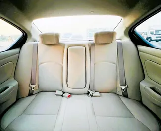 Noleggio Nissan Sunny. Auto Economica, Comfort per il noleggio negli Emirati Arabi Uniti ✓ Cauzione di Deposito di 2000 AED ✓ Opzioni assicurative RCT, CDW.