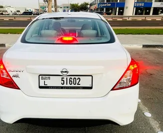 Nissan Sunny 2024 disponibile per il noleggio a Dubai, con limite di chilometraggio di 250 km/giorno.