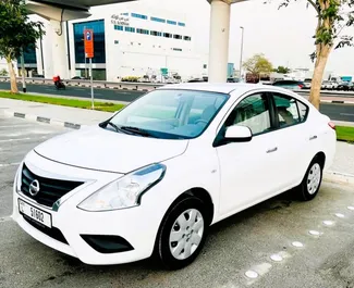 Interni di Nissan Sunny in affitto negli Emirati Arabi Uniti. Un'ottima auto da 5 posti con cambio Automatico.