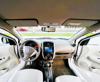 Noleggio Nissan Sunny. Auto Economica, Comfort per il noleggio negli Emirati Arabi Uniti ✓ Cauzione di Deposito di 2000 AED ✓ Opzioni assicurative RCT, CDW.