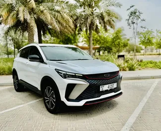 Vista frontale di un noleggio Geely Coolray all'aeroporto di Dubai Al Maktoum, Emirati Arabi Uniti ✓ Auto #13071. ✓ Cambio Automatico TM ✓ 0 recensioni.