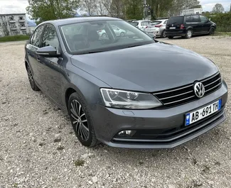 Vista frontale di un noleggio Volkswagen Jetta all'aeroporto di Tirana, Albania ✓ Auto #12967. ✓ Cambio Automatico TM ✓ 0 recensioni.