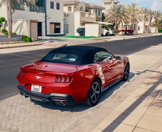 Ford Mustang Cabrio 2024 disponibile per il noleggio all'aeroporto di Dubai Al Maktoum, con limite di chilometraggio di 200 km/giorno.