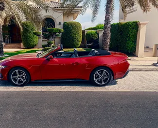 Noleggio Ford Mustang Cabrio. Auto Premium, Lusso, Cabrio per il noleggio negli Emirati Arabi Uniti ✓ Cauzione di Deposito di 3000 AED ✓ Opzioni assicurative RCT, SCDW, Senza deposito.