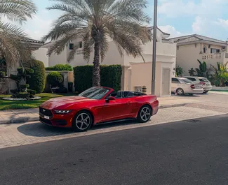 Motore Benzina da 2,3L di Ford Mustang Cabrio 2024 per il noleggio all'aeroporto di Dubai Al Maktoum.