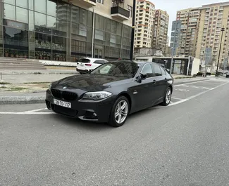 Vista frontale di un noleggio BMW 520d a Baku, Azerbaigian ✓ Auto #12935. ✓ Cambio Automatico TM ✓ 0 recensioni.