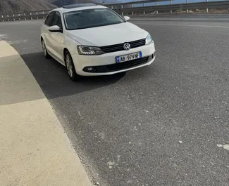 Vista frontale di un noleggio Volkswagen Jetta all'aeroporto di Tirana, Albania ✓ Auto #13049. ✓ Cambio Automatico TM ✓ 0 recensioni.