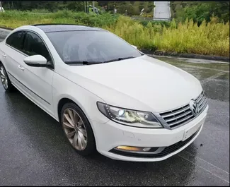 Vista frontale di un noleggio Volkswagen Passat-CC all'aeroporto di Tirana, Albania ✓ Auto #13045. ✓ Cambio Automatico TM ✓ 0 recensioni.