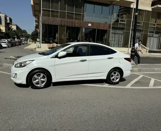Vista frontale di un noleggio Hyundai Accent Blue a Baku, Azerbaigian ✓ Auto #12934. ✓ Cambio Automatico TM ✓ 0 recensioni.