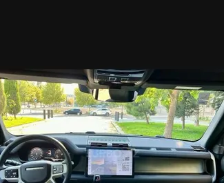 Interni di Land Rover Defender in affitto in Azerbaigian. Un'ottima auto da 5 posti con cambio Automatico.