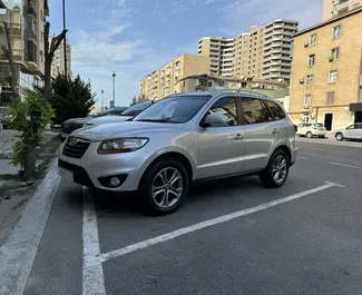 Vista frontale di un noleggio Hyundai Santa Fe a Baku, Azerbaigian ✓ Auto #12932. ✓ Cambio Automatico TM ✓ 0 recensioni.