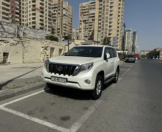 Vista frontale di un noleggio Toyota Land Cruiser Prado a Baku, Azerbaigian ✓ Auto #12924. ✓ Cambio Automatico TM ✓ 0 recensioni.