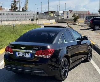 Vista frontale di un noleggio Chevrolet Cruze a Durazzo, Albania ✓ Auto #13158. ✓ Cambio Automatico TM ✓ 0 recensioni.