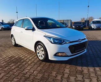 Vista frontale di un noleggio Hyundai i20 a Tirana, Albania ✓ Auto #13089. ✓ Cambio Manuale TM ✓ 0 recensioni.