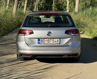 Vista frontale di un noleggio Volkswagen Passat Variant a Budva, Montenegro ✓ Auto #13130. ✓ Cambio Automatico TM ✓ 0 recensioni.