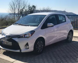Vista frontale di un noleggio Toyota Yaris a Rafailovici, Montenegro ✓ Auto #11802. ✓ Cambio Automatico TM ✓ 0 recensioni.