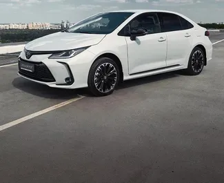 Vista frontale di un noleggio Toyota Corolla Sedan a Baku, Azerbaigian ✓ Auto #12927. ✓ Cambio Automatico TM ✓ 0 recensioni.