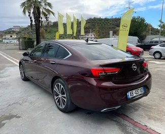 Vista frontale di un noleggio Opel Insignia all'aeroporto di Tirana, Albania ✓ Auto #13135. ✓ Cambio Automatico TM ✓ 0 recensioni.