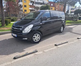 Vista frontale di un noleggio Hyundai Starex a Tirana, Albania ✓ Auto #13043. ✓ Cambio Automatico TM ✓ 0 recensioni.