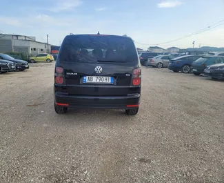 Volkswagen Touran 2009 disponibile per il noleggio a Tirana, con limite di chilometraggio di illimitato.