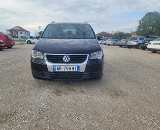 Vista frontale di un noleggio Volkswagen Touran a Tirana, Albania ✓ Auto #13114. ✓ Cambio Automatico TM ✓ 0 recensioni.