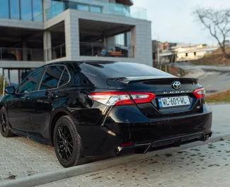 Vista frontale di un noleggio Toyota Camry a Tbilisi, Georgia ✓ Auto #10665. ✓ Cambio Automatico TM ✓ 0 recensioni.
