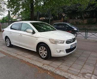 Vista frontale di un noleggio Citroen Elysee a Tirana, Albania ✓ Auto #12955. ✓ Cambio Manuale TM ✓ 0 recensioni.
