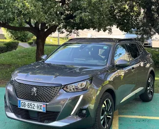 Vista frontale di un noleggio Peugeot 2008 a Rafailovici, Montenegro ✓ Auto #13083. ✓ Cambio Automatico TM ✓ 0 recensioni.