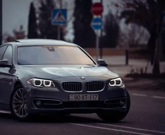 Vista frontale di un noleggio BMW 528i a Baku, Azerbaigian ✓ Auto #12940. ✓ Cambio Automatico TM ✓ 0 recensioni.