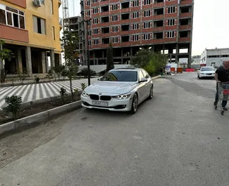Vista frontale di un noleggio BMW 330i a Baku, Azerbaigian ✓ Auto #12930. ✓ Cambio Automatico TM ✓ 0 recensioni.