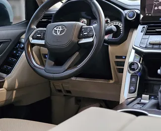 Noleggio Toyota Land Cruiser 300. Auto Premium, SUV per il noleggio negli Emirati Arabi Uniti ✓ Cauzione di Deposito di 3000 AED ✓ Opzioni assicurative RCT, CDW.