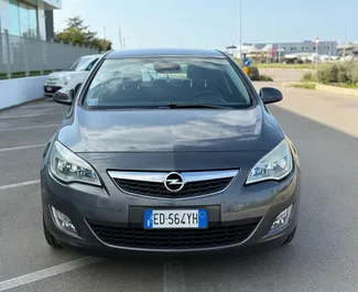 Vista frontale di un noleggio Opel Astra a Durazzo, Albania ✓ Auto #13096. ✓ Cambio Manuale TM ✓ 0 recensioni.