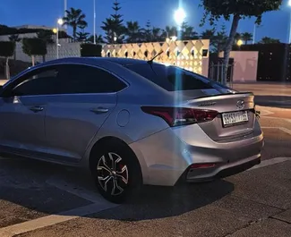 Vista frontale di un noleggio Hyundai Accent Blue all'aeroporto di Casablanca, Marocco ✓ Auto #10939. ✓ Cambio Automatico TM ✓ 0 recensioni.