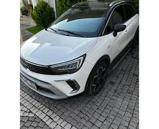 Vista frontale di un noleggio Opel Crossland all'aeroporto di Dalaman, Turchia ✓ Auto #13060. ✓ Cambio Automatico TM ✓ 0 recensioni.