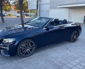 Interni di Mercedes-Benz C-Class in affitto in Spagna. Un'ottima auto da 4 posti con cambio Automatico.