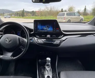 Interni di Toyota C-HR in affitto in Montenegro. Un'ottima auto da 5 posti con cambio Automatico.