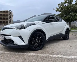 Vista frontale di un noleggio Toyota C-HR in Bar, Montenegro ✓ Auto #12947. ✓ Cambio Automatico TM ✓ 0 recensioni.