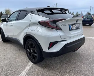 Toyota C-HR 2019 disponibile per il noleggio in Bar, con limite di chilometraggio di 200 km/giorno.