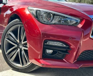 Interni di Infiniti Q50 in affitto in Spagna. Un'ottima auto da 5 posti con cambio Automatico.