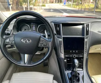 Infiniti Q50 2019 disponibile per il noleggio ad Alicante, con limite di chilometraggio di 250 km/giorno.