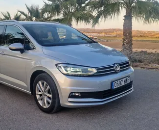 Vista frontale di un noleggio Volkswagen Touran ad Alicante, Spagna ✓ Auto #13028. ✓ Cambio Automatico TM ✓ 0 recensioni.