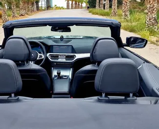 BMW 420d Cabrio 2023 disponibile per il noleggio ad Alicante, con limite di chilometraggio di 200 km/giorno.