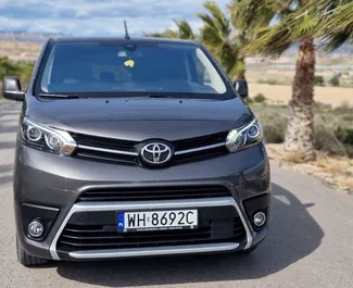 Vista frontale di un noleggio Toyota Proace Verso ad Alicante, Spagna ✓ Auto #13082. ✓ Cambio Manuale TM ✓ 0 recensioni.