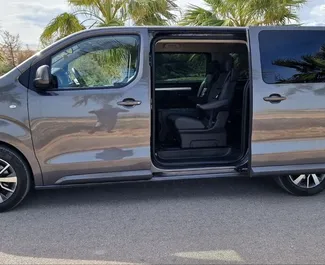 Noleggio Toyota Proace Verso. Auto Comfort, Monovolume per il noleggio in Spagna ✓ Cauzione di Deposito di 1000 EUR ✓ Opzioni assicurative RCT.