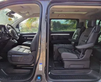 Motore Diesel da 2,0L di Toyota Proace Verso 2023 per il noleggio ad Alicante.