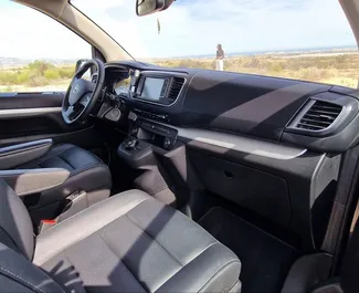 Toyota Proace Verso 2023 disponibile per il noleggio ad Alicante, con limite di chilometraggio di 250 km/giorno.