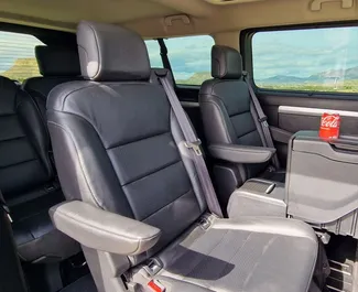Interni di Toyota Proace Verso in affitto in Spagna. Un'ottima auto da 7 posti con cambio Manuale.