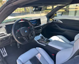 Interni di BMW M4 Competition in affitto in Spagna. Un'ottima auto da 4 posti con cambio Automatico.