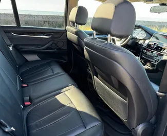 Interni di BMW X5 in affitto in Georgia. Un'ottima auto da 5 posti con cambio Automatico.